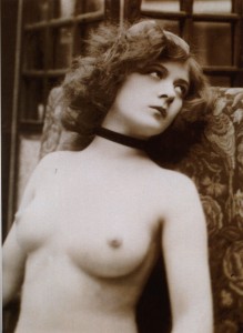 Vintage_nude_bust_photograph_of_a_young_denuded_lady